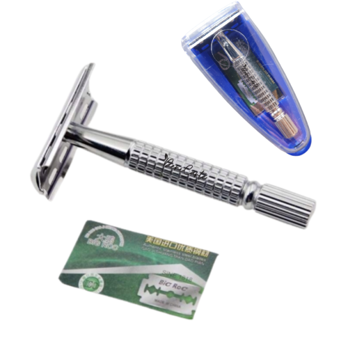 W centrum zdjęcia znajduje się tradycyjna metalowa maszynka do golenia na żyletki. W górnym prawym rogu jest niebieskie etui. Natomiast w dolnym lewym rogu opakowanie z żyletkami. Całość znajduje się na białym tle.