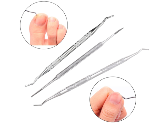 Zdjęcie przedstawia zestaw trzech sztuk sond podologicznych. W górnym lewym rogu i w dolnym prawym rogu pokazany jest sposób użytkowania sond. Całość jest na białym tle.