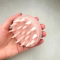 Szczotka do mycia i masażu głowy Foamanizer - pastelowa różowa - zdjęcie 5