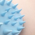 Szczotka do mycia i masażu głowy Foamanizer - pastelowa niebieska - zdjęcie 4