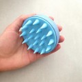 Szczotka do mycia i masażu głowy Foamanizer - pastelowa niebieska - zdjęcie 5