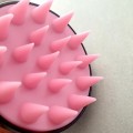 Szczotka do mycia i masażu głowy Foamanizer - czarno-różowa - zdjęcie 4