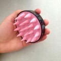 Szczotka do mycia i masażu głowy Foamanizer - czarno-różowa - zdjęcie 5