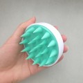 Szczotka do mycia i masażu głowy Foamanizer - biało-zielona - zdjęcie 5