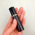 Atomizer do perfum podróżny z rozpylaczem 10 ml - czarny - zdjęcie 5