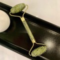 Zestaw do masażu twarzy z jadeitu - roller karbowany i Gua Sha - zdjęcie 2