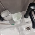 Etui na szczoteczkę i pastę do zębów - białe ze srebrnym paskiem - zdjęcie 5