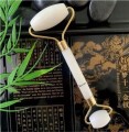 Roller jadeitowy biały z płytką Gua Sha - zdjęcie 7
