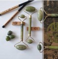 Roller jadeitowy i Gua Sha w pudełku - zestaw do twarzy, zielony - zdjęcie 9